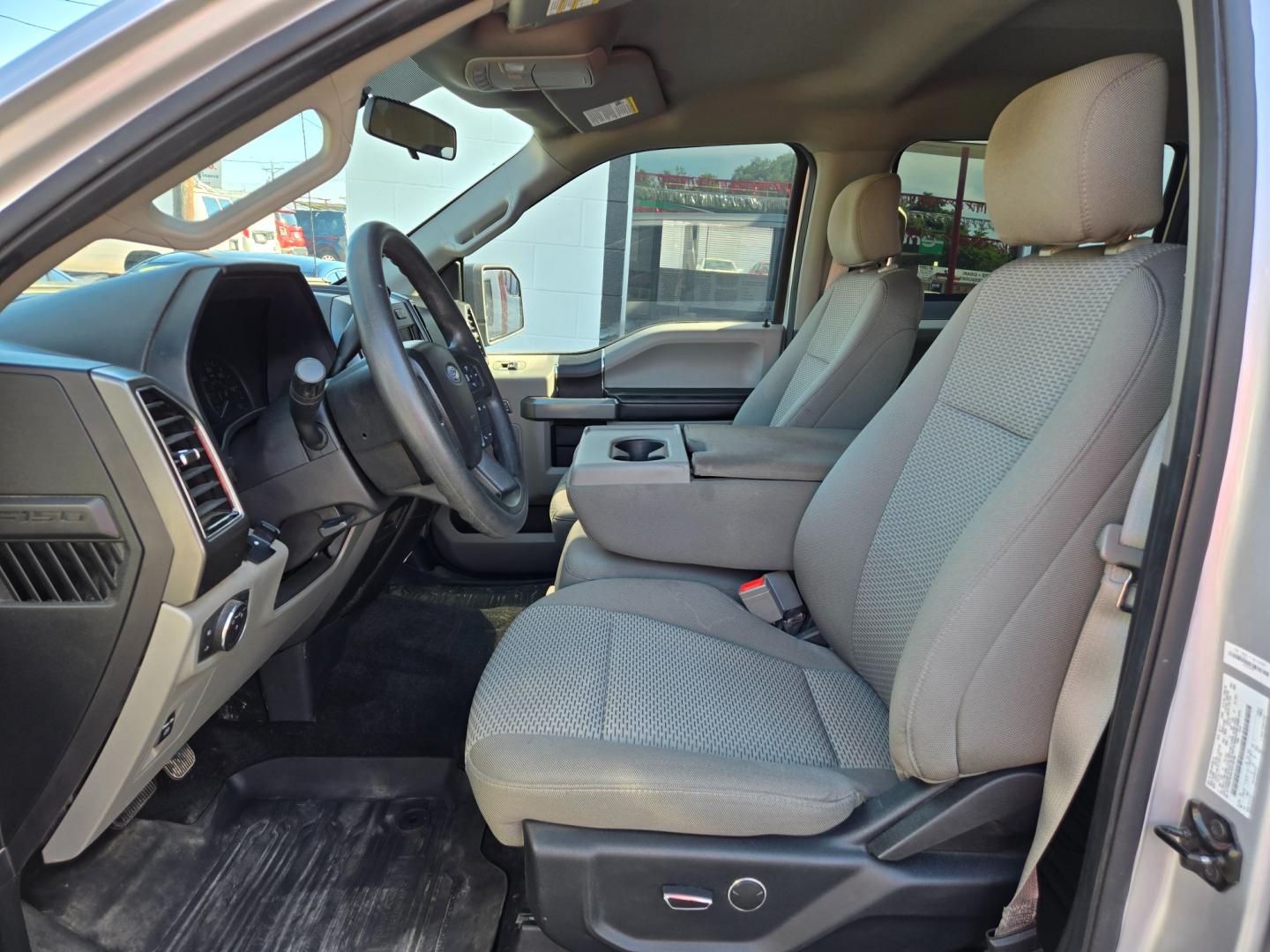 2018 SILVER /BLACK Ford F-150 XLT SuperCrew 5.5-ft. 4WD (1FTEW1E52JK) with an 5.0L V8 OHV 32V engine, 6A transmission, located at 503 West Court, Seguin, TX, 78155, (830) 379-3373, 29.568621, -97.969803 - Photo#4